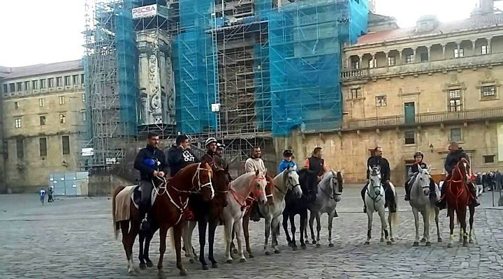 peregrinos-caballos-plaza-obradoiro-santiago